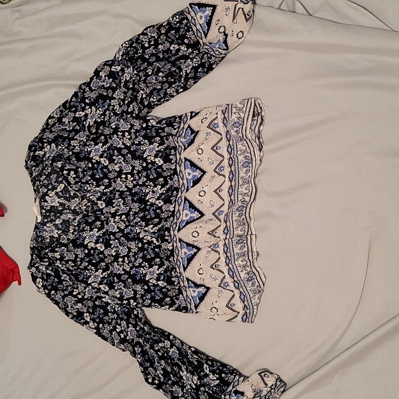 3 pretty long sleeve and 3/4 sleeve shirts - Picture 2 of 4